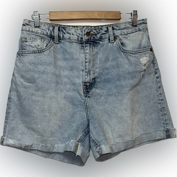 H&M Women’s Mom Comfort High
Denim Shorts Size 10 Supersoft Distressed 5 Pockets - Picture 13 of 14
